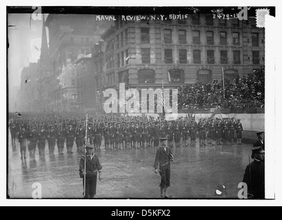 Una fotografia della rivista navale tenutasi a New York il 17 maggio 1915, che mostra la parata della flotta atlantica della Marina degli Stati Uniti lungo la Fifth Avenue, con marinai e spettatori riuniti lungo la tribuna. Foto Stock