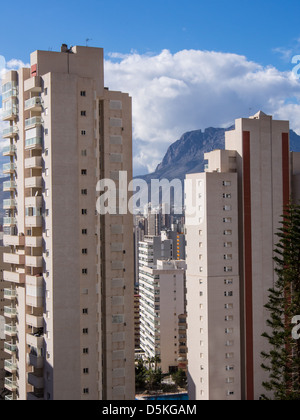 Edifici alti dominano lo skyline spagnolo nel centro turistico di Benidorm. Foto Stock