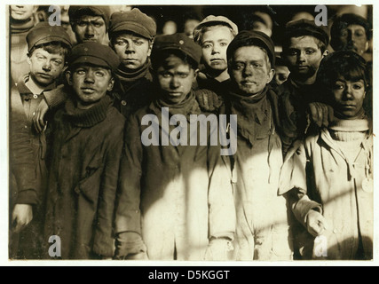 Gruppo di Breaker Boys in N° 9 Breaker, Hughestown Borough, Pennsylvania Coal Co. Il ragazzo più piccolo è Angelo Ross (vedi foto ed etichette n° 1953 e n° 1954). Località: Pittston, Pennsylvania. (LOC) Foto Stock