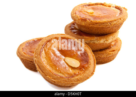 Mazzetto di sfornato fresco deliziosa torta isolato su bianco Foto Stock