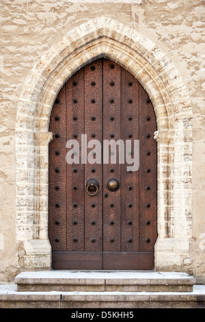 Antica porta di legno scuro nel vecchio edificio facciata. Tallinn, Estonia Foto Stock