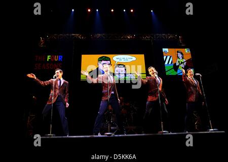 Johannesburg, Sud Africa. 3 aprile 2013. Multi-premiata la produzione di Broadway, " Jersey Boys, la storia di Frankie Valli e le Quattro Stagioni" presso il Teatro di Monte Casino il 3 aprile 2013, a Johannesburg, in Sud Africa. La mostra con tutta la sua-South African cast sono stati ultima esecuzione in Singapore. La mostra si svolgerà dal 3 aprile 2013 al 19 giugno 2013. Credito: Gallo Immagini / Tempi / Alon Skuy/Alamy Live News Foto Stock