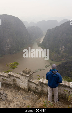 La Hang Mua Grotta drammatico paesaggio del Tam Coc pietre calcaree carsiche questi picchi naturali si affacciano su risaie. Foto Stock