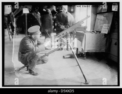 La mostra mostra mostra la mitragliatrice Browning M1895, nota anche come Potato Digger, sviluppata da Colt e Browning. È stato utilizzato durante i conflitti all'inizio del XX secolo, inclusa la prima guerra mondiale Foto Stock