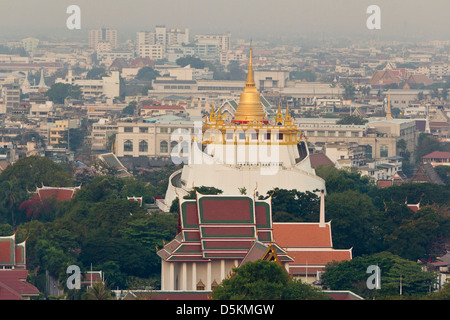 Wat Saket popolarmente conosciuta come la Golden Mount o â€˜Phu Khao Thongâ€™ è una bassa collina incoronata con una brillante gold chedi. Foto Stock