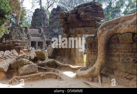 Angkor Wat è un complesso tempio costruito dal re Suryavarman II nel XII secolo. È un sito Patrimonio Mondiale dell'UNESCO. Foto Stock