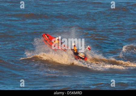 Cromer RNLI inshore scialuppa di salvataggio in mare Foto Stock