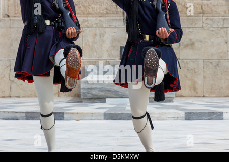 Le gambe di marching Evzones in Atene, Grecia Foto Stock