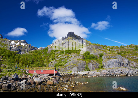 Tradizionale norvegese capanne di pesca dal fiordo sulle isole Lofoten in Norvegia Foto Stock