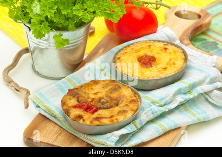 Due tortine di formaggio su un tavolo da cucina(orizzontale) Foto Stock