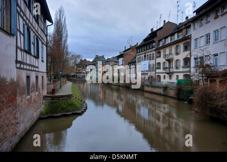 Il fiume Ill, che scorre attraverso il quartiere Petite France di Strasburgo Foto Stock