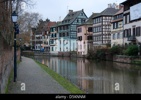 Alsaziano edifici lungo il fiume Ill, nel quartiere Petite France di Strasburgo Foto Stock