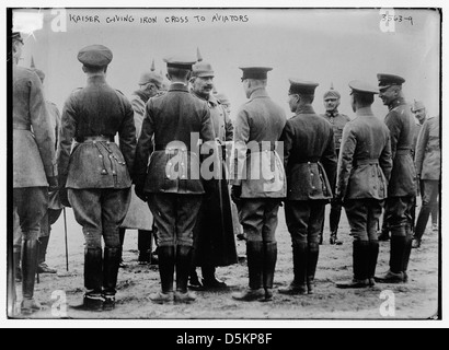 Kaiser dando croce di ferro per aviatori (LOC) Foto Stock