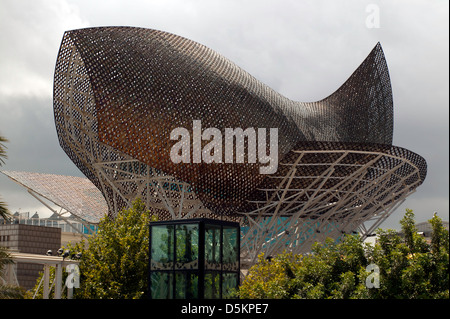 'El Peix' (il pesce), di Frank Gehry situato di fronte all'Hotel Arts, nel quartiere di Barceloneta, Foto Stock