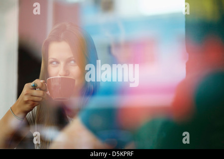 Giovane rilassante in coffee shop Foto Stock