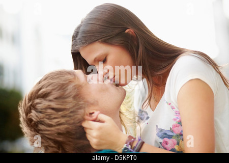 Coppia giovane kissing Foto Stock