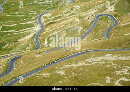 Strada di Montagna serpeggianti o zigzagando fino Pass Route de la Bonette sulle Alpi francesi Francia Foto Stock