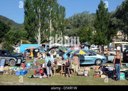 Vide Grenier, Brocante, Vendita di stivali da auto o Vendita Jumble Mezel Alpes-de-Haute-Provence Provenza Francia Foto Stock