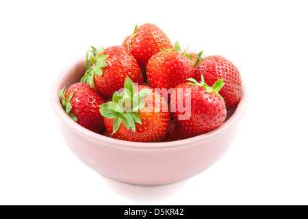 Fragole fresche in una ciotola rosa isolato su bianco Foto Stock