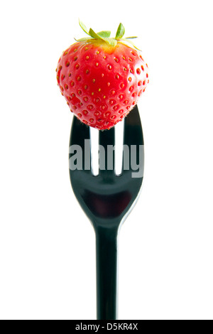 Dolce alle fragole fresche su una forcella isolato su bianco Foto Stock