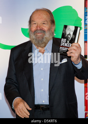 Il leggendario attore Bud Spencer per promuovere la sua biografia a Thalia bookstore. Amburgo, Germania Foto Stock