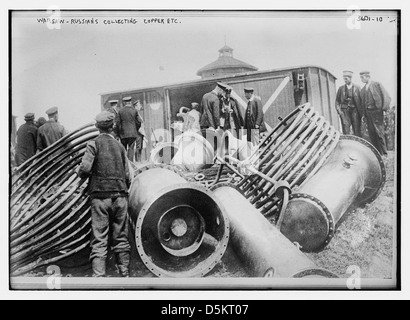 Questa fotografia mostra i russi che raccolgono rame e altri materiali a Varsavia. L'immagine riflette la raccolta di risorse in tempo di guerra durante l'inizio del XX secolo, in particolare durante il periodo di occupazione. Foto Stock