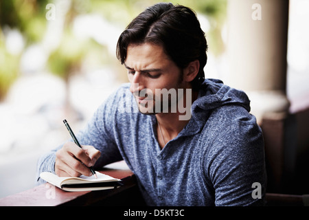 Uomo diario di scrittura Foto Stock