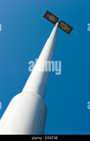 Lampione presso il parcheggio della stazione di gas sulla autostrada A73 vicino a Oirlo (Paesi Bassi) presi verso l'alto da una distanza ravvicinata Foto Stock