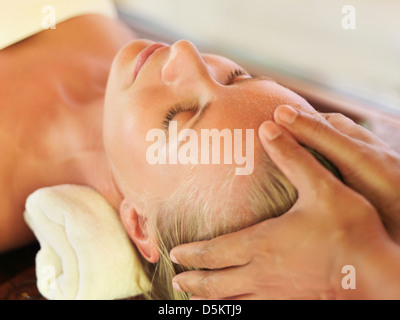 Metà donna adulta la ricezione di massaggio della testa Foto Stock