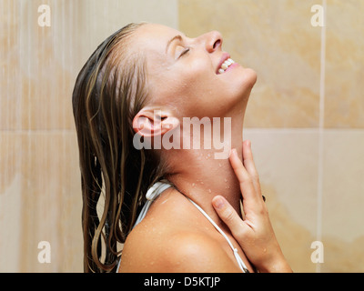 Metà donna adulta in doccia spa Foto Stock