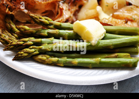 Piatto di lato di asparagi con burro Foto Stock