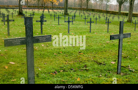 I marcatori di grave in tedesco la guerra mondiale un cimitero, a Fricourt sul campo di battaglia della Somme, Francia Foto Stock
