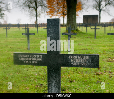 I marcatori di grave in tedesco la guerra mondiale un cimitero, a Fricourt sul campo di battaglia della Somme, Francia Foto Stock