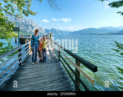 Traunsee Estate Lago di Gmunden (Austria). Il passaggio in legno per Seeschloss Ort e sulla famiglia. Foto Stock