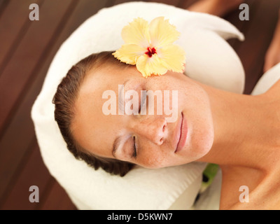 Donna relax nella spa Foto Stock