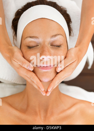 Donna relax nella spa Foto Stock