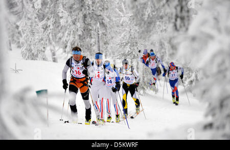 Spindleruv Mlyn, Repubblica Ceca. Aprile 4, 2013. I partecipanti provenienti dalla Repubblica ceca, la Slovacchia e la Polonia sono visibili durante il concorso internazionale di soccorso di montagna in Monti dei Giganti in Spindleruv Mlyn, Repubblica Ceca, 4 aprile 2013. Credito: CTK foto/David Tanecek/Alamy Live News Foto Stock