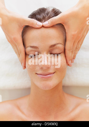 Donna relax nella spa Foto Stock