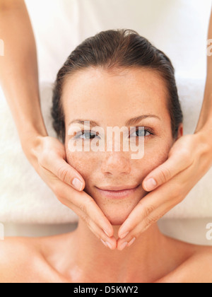 Donna relax nella spa Foto Stock