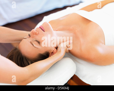 Donna ricevere massaggi nella spa Foto Stock