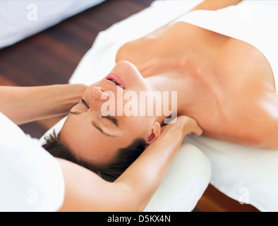 Donna ricevere massaggi nella spa Foto Stock