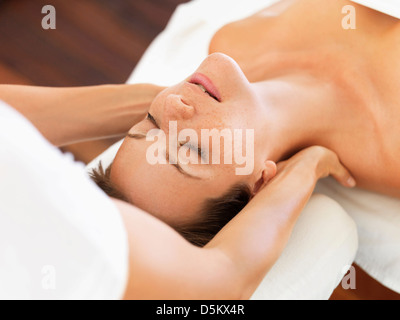 Donna ricevere massaggi nella spa Foto Stock