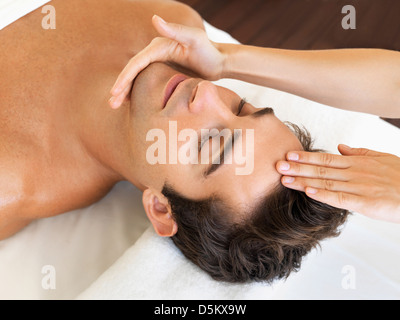 L'uomo riceve il massaggio nella spa Foto Stock