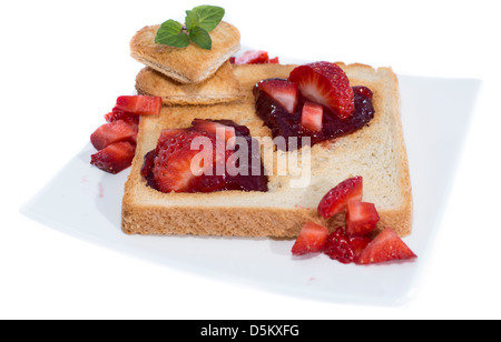 Toast con cuori su una piastra isolata su sfondo bianco Foto Stock