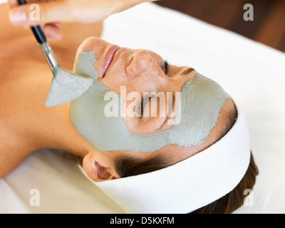 Donna faccia ricevente spa therapy Foto Stock