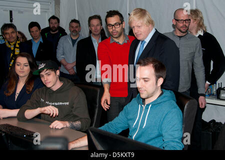 Londra, Regno Unito. Il 4 aprile 2013. Il sindaco di Londra Boris Johnson utilizzando una high tech animazione sulla fotocamera impostata a Ealing Studios. Credito: Pete Maclaine / Alamy Live News Foto Stock