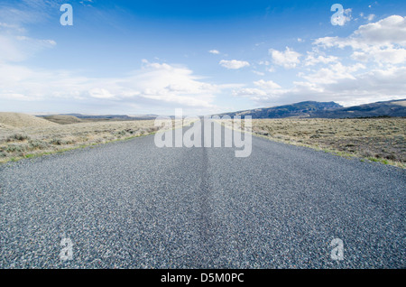 Stati Uniti d'America, Wyoming Road passando attraverso il paesaggio desolato Foto Stock