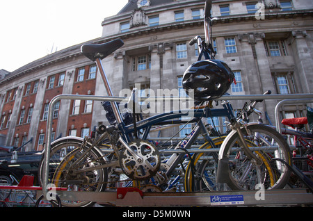 Bike park fuori Stazione ferroviaria di Waterloo, Londra, Inghilterra. Foto Stock