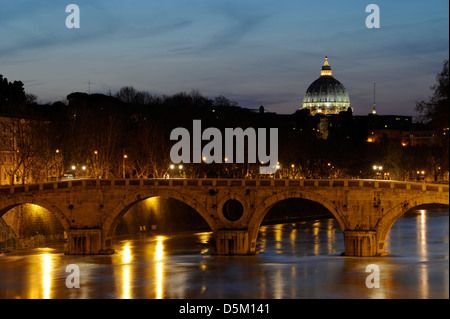 Italia, Roma, Tevere, Ponte Sisto e basilica di San Pietro al tramonto Foto Stock