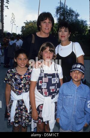 BRUCE JENNER con moglie Kris Kardashian suo figlio Robert Jr. , figlia Khloe , amica Francesca Resnick 1994.(Immagine di credito: © Lisa Rose/Globe foto/ZUMAPRESS.com) Foto Stock